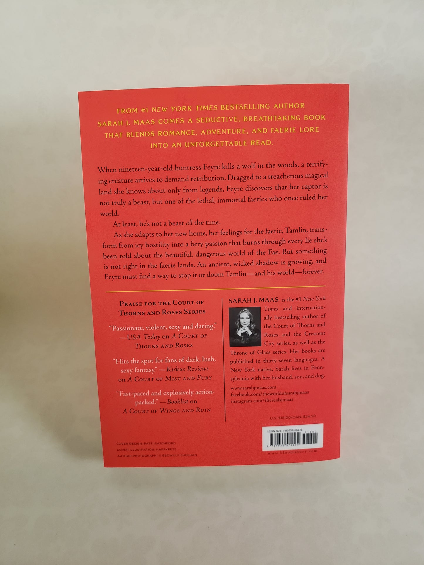 A Court of Thorns and Roses (A Court of Thorns and Roses #1) - Paperback